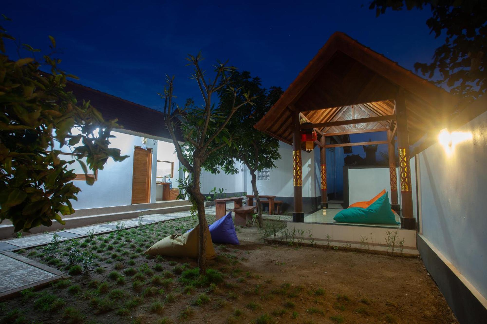 Lucky Hostel Batununggul Dış mekan fotoğraf