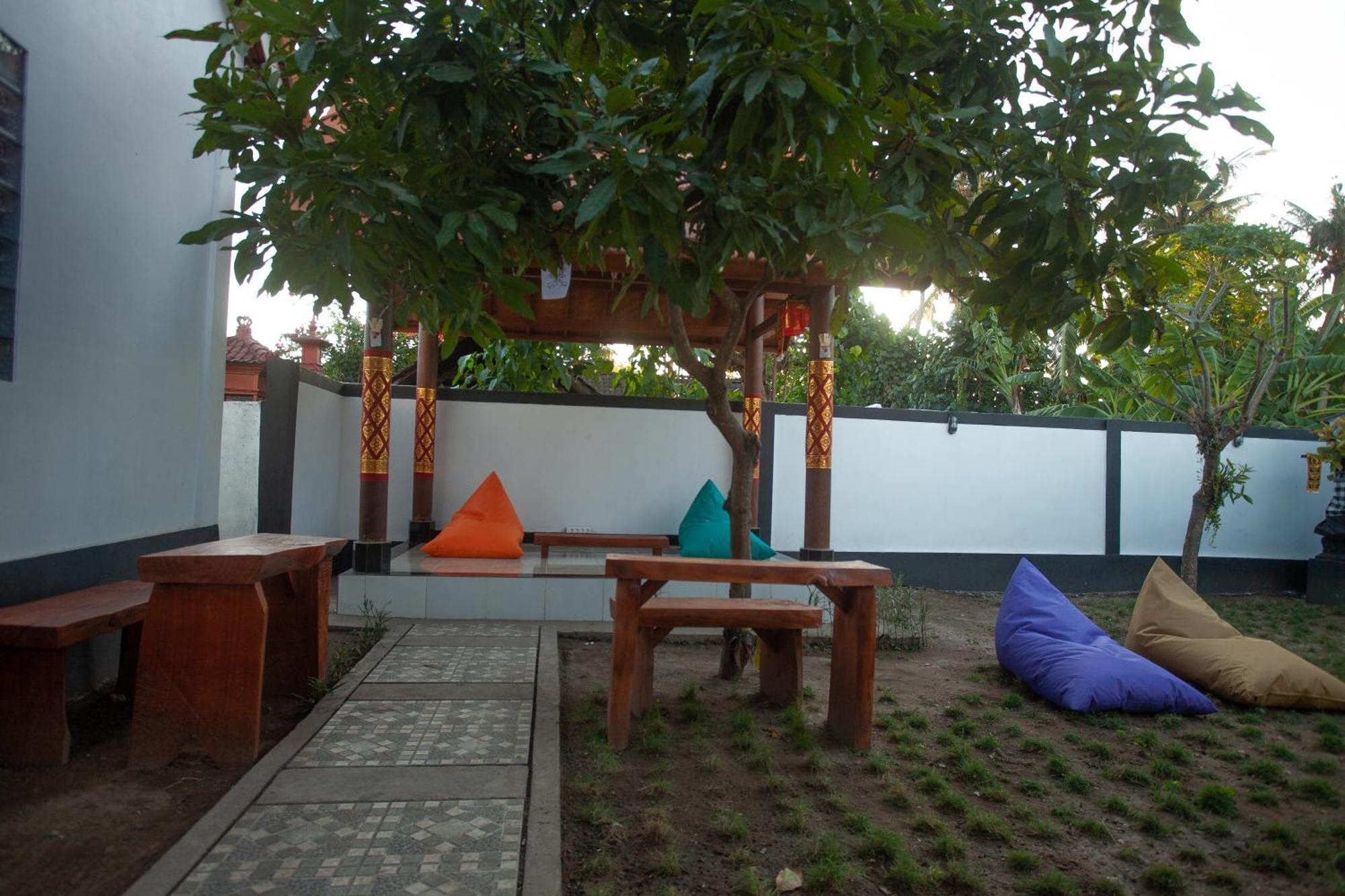 Lucky Hostel Batununggul Dış mekan fotoğraf
