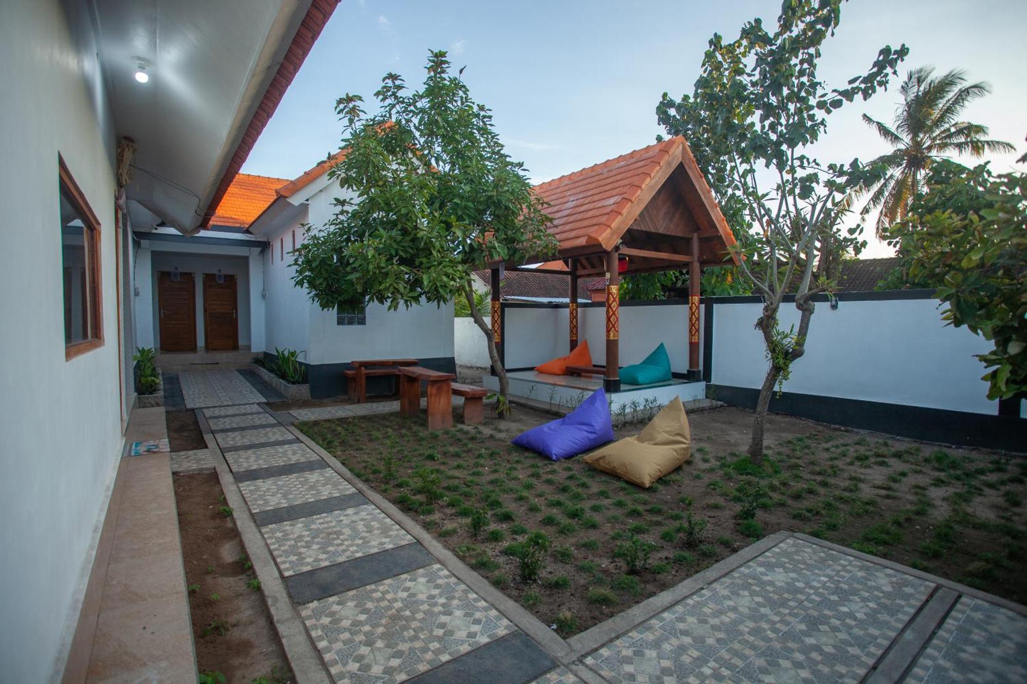 Lucky Hostel Batununggul Dış mekan fotoğraf