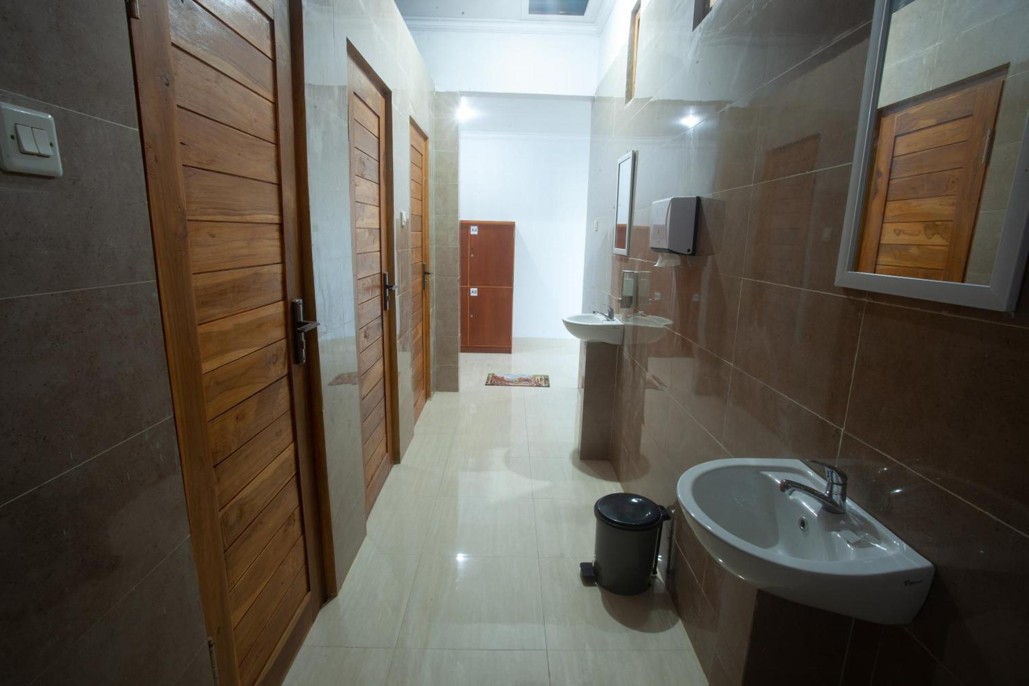 Lucky Hostel Batununggul Dış mekan fotoğraf