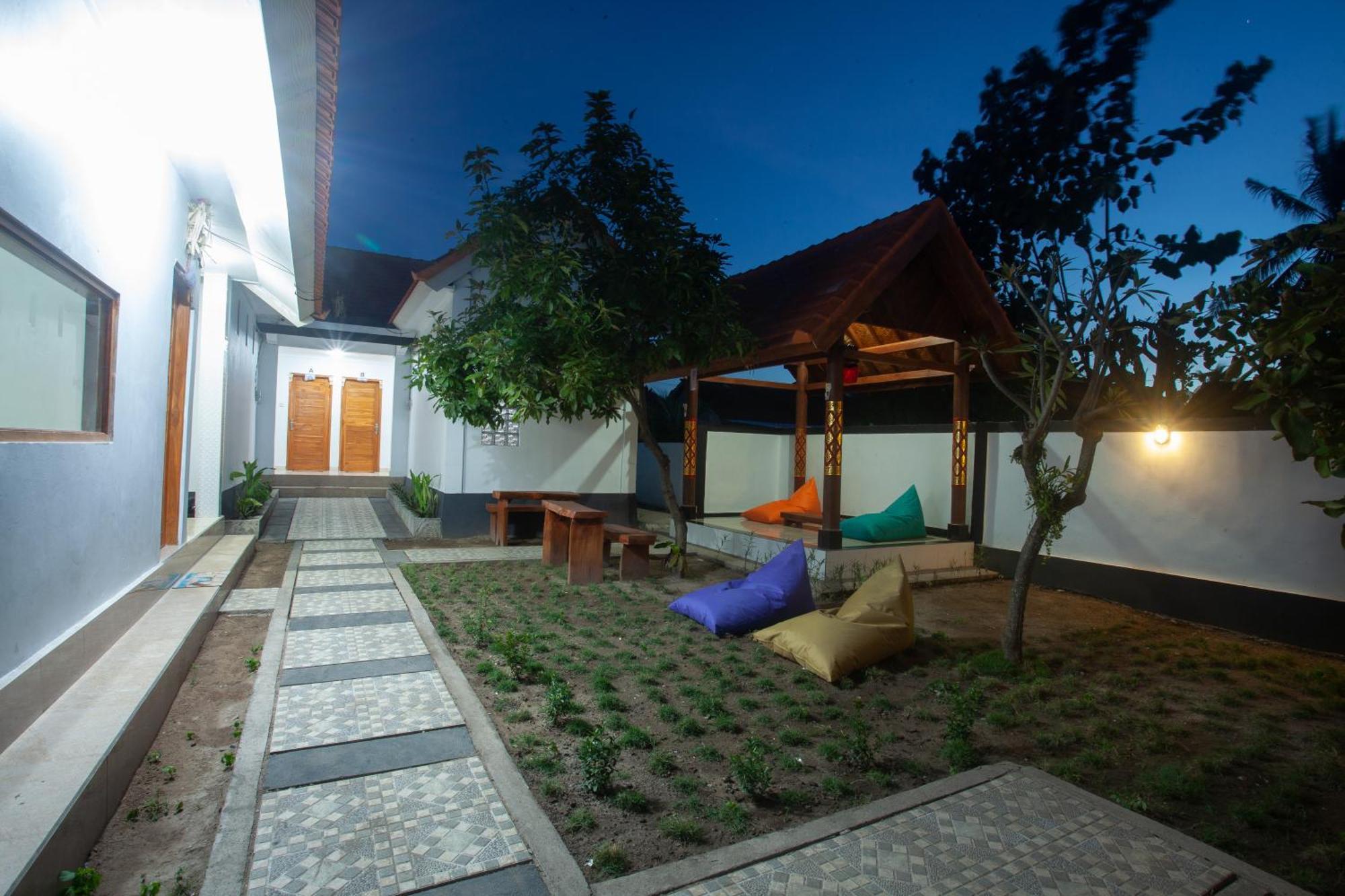 Lucky Hostel Batununggul Dış mekan fotoğraf