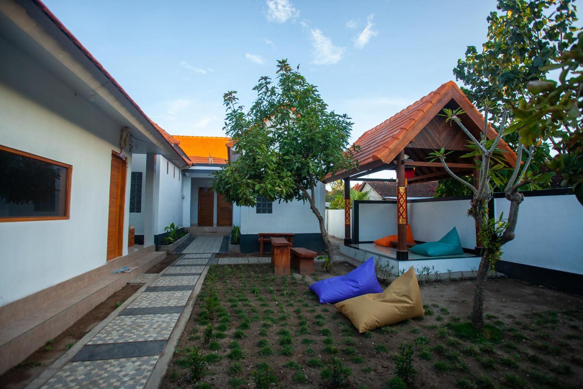 Lucky Hostel Batununggul Dış mekan fotoğraf