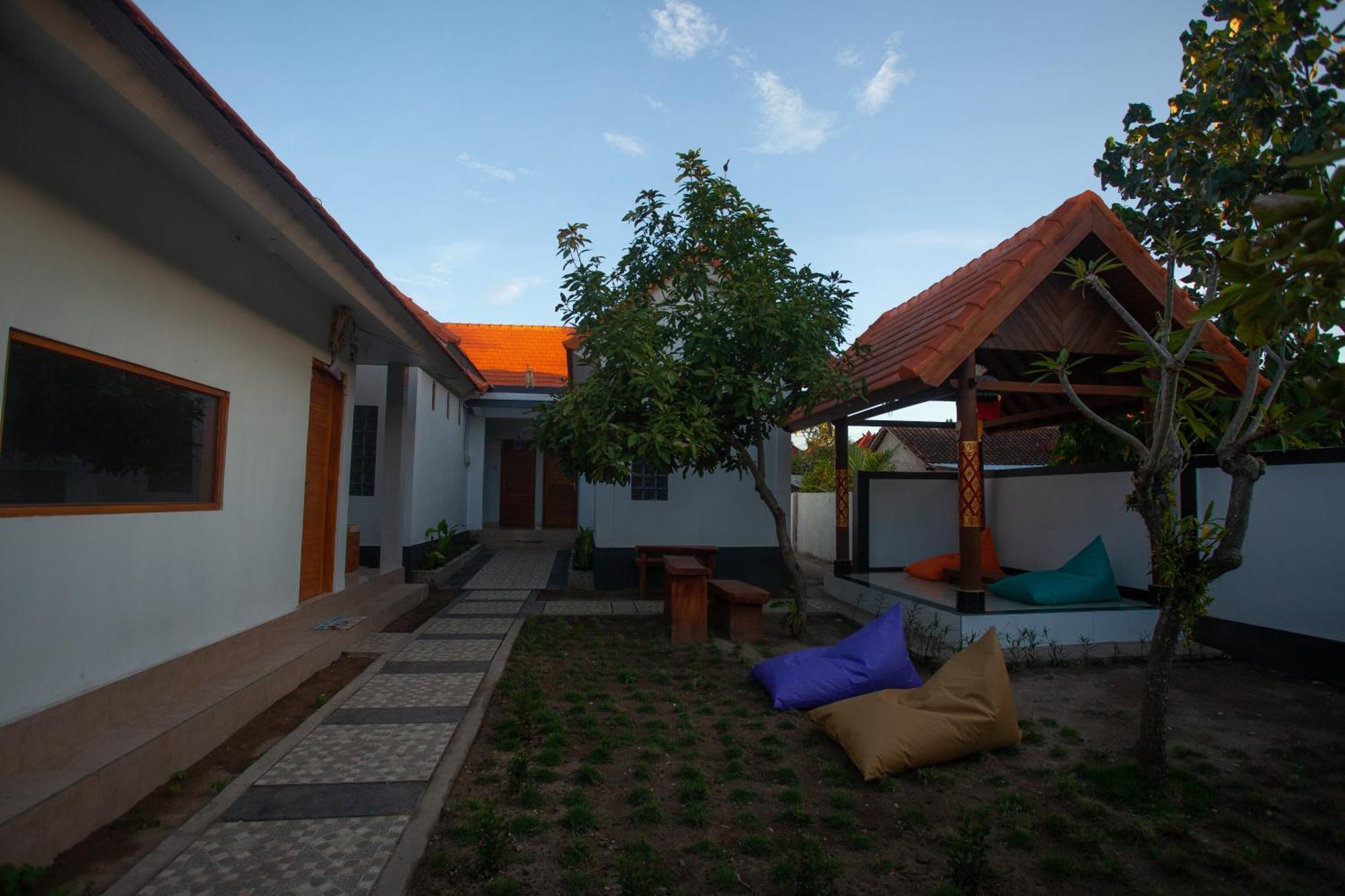 Lucky Hostel Batununggul Dış mekan fotoğraf