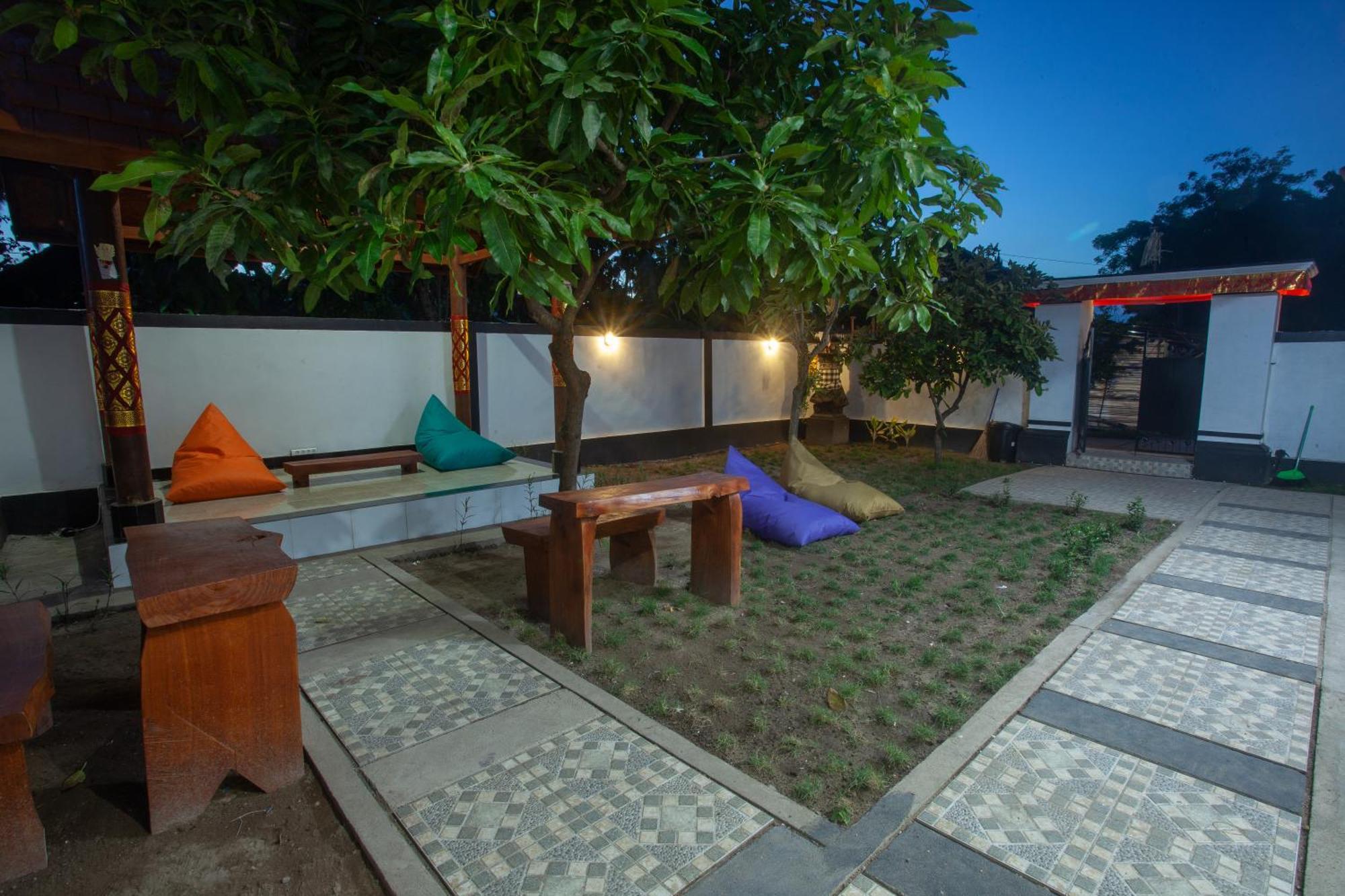 Lucky Hostel Batununggul Dış mekan fotoğraf