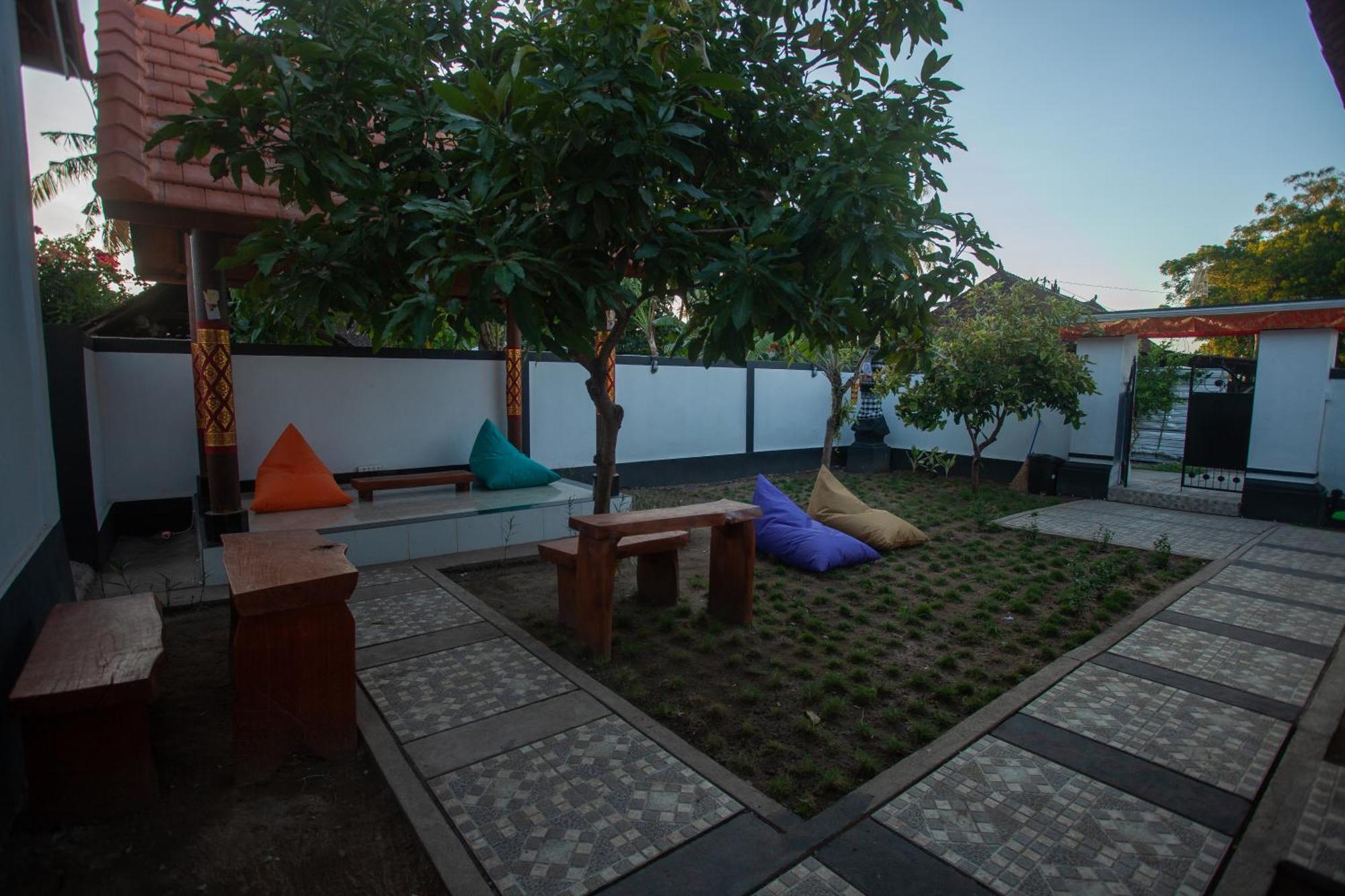 Lucky Hostel Batununggul Dış mekan fotoğraf
