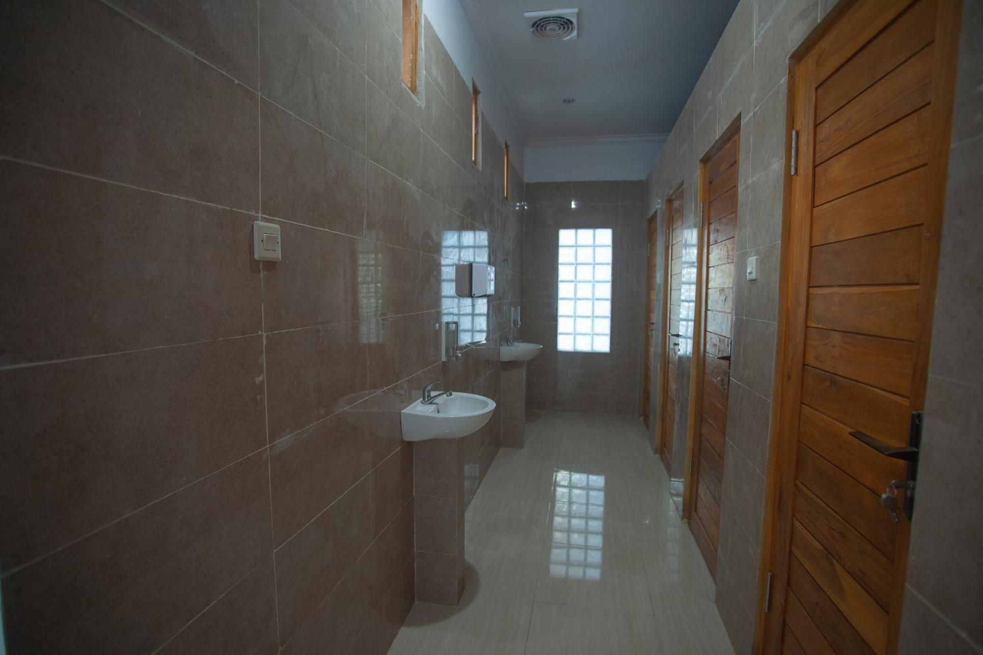 Lucky Hostel Batununggul Dış mekan fotoğraf
