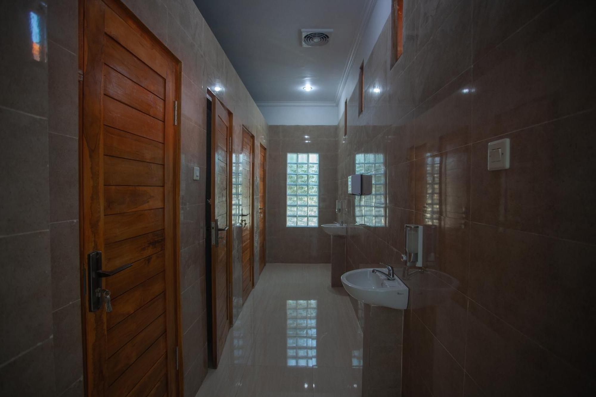 Lucky Hostel Batununggul Dış mekan fotoğraf