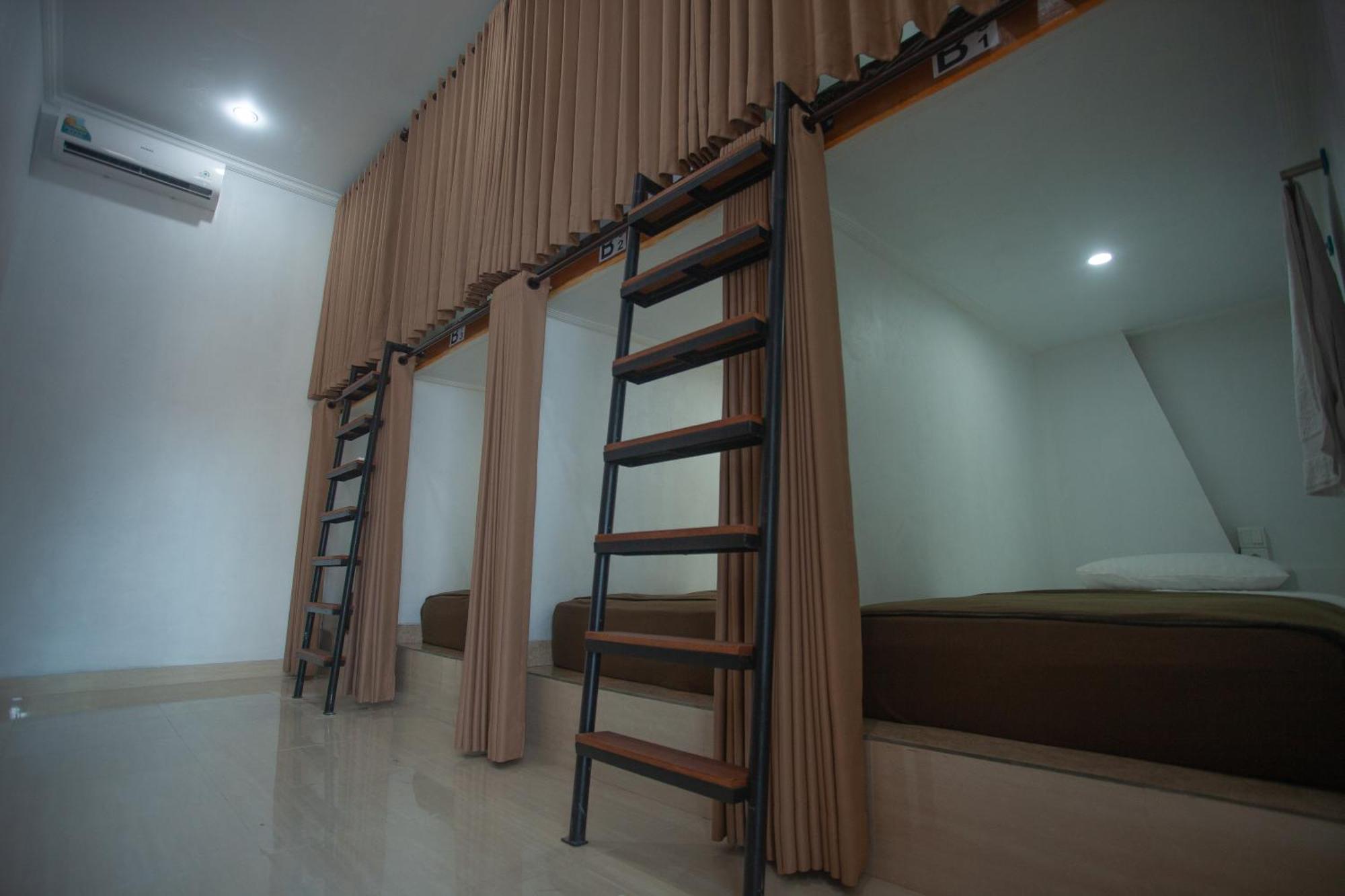 Lucky Hostel Batununggul Dış mekan fotoğraf