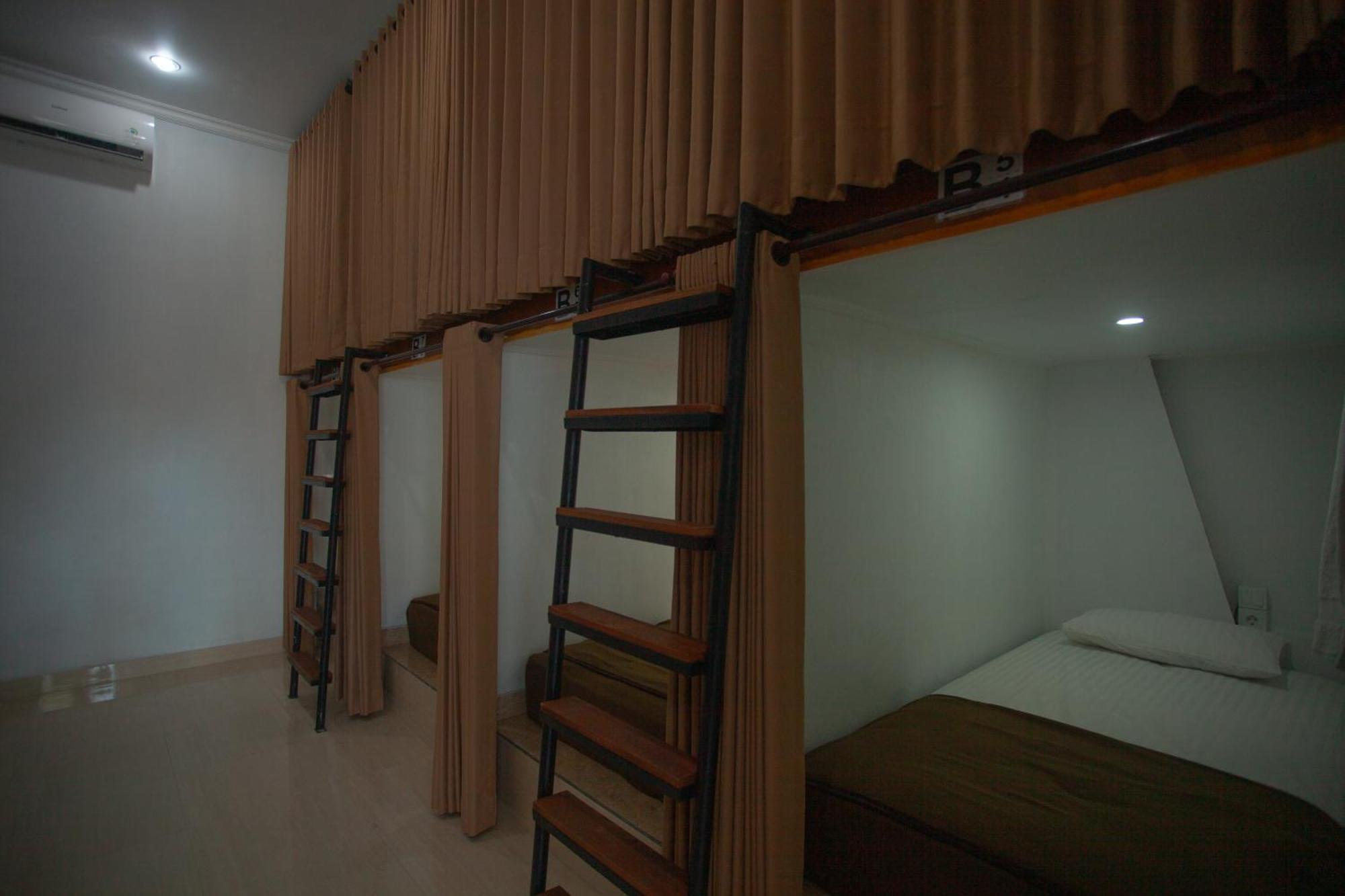 Lucky Hostel Batununggul Dış mekan fotoğraf