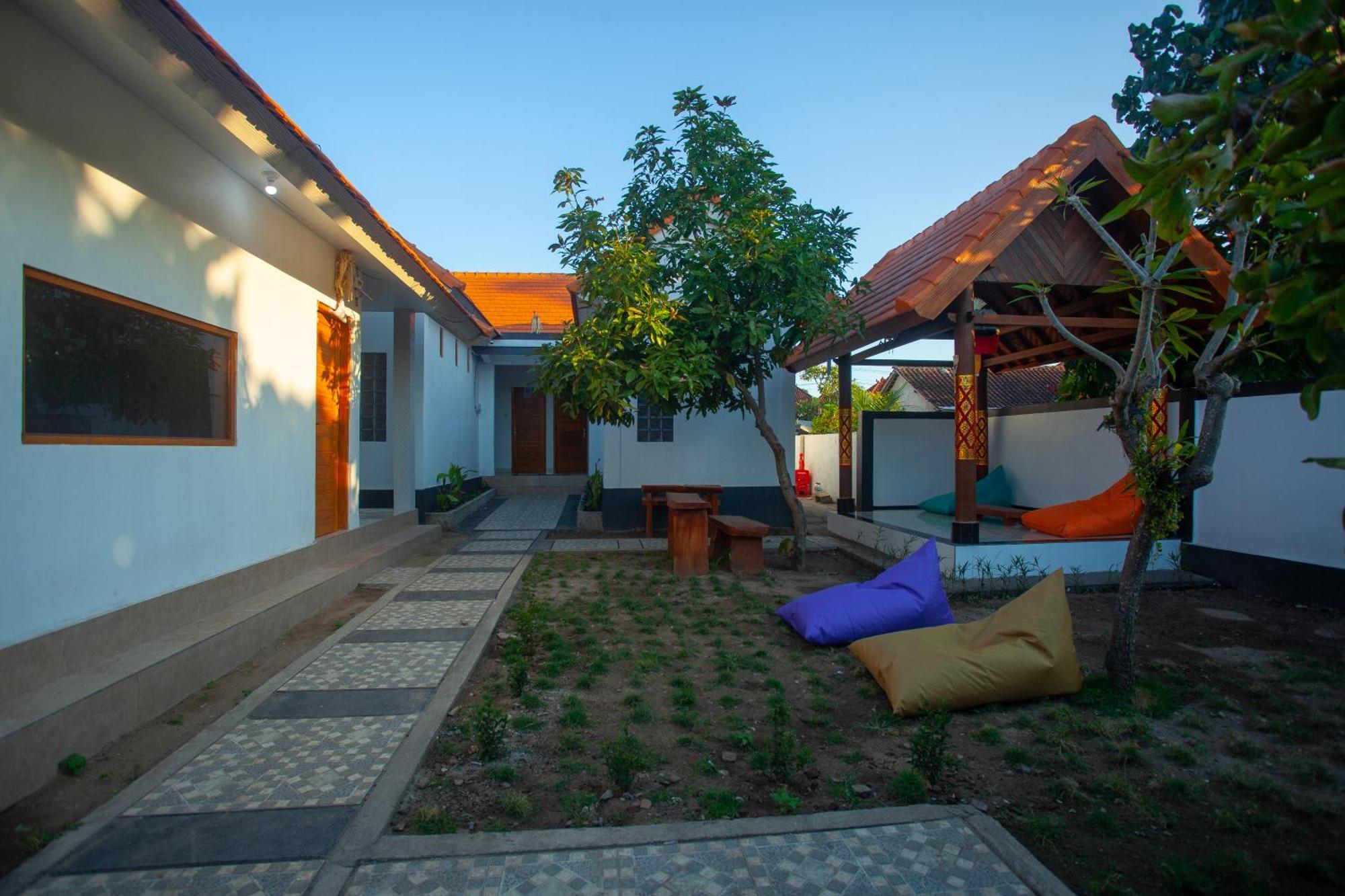 Lucky Hostel Batununggul Dış mekan fotoğraf